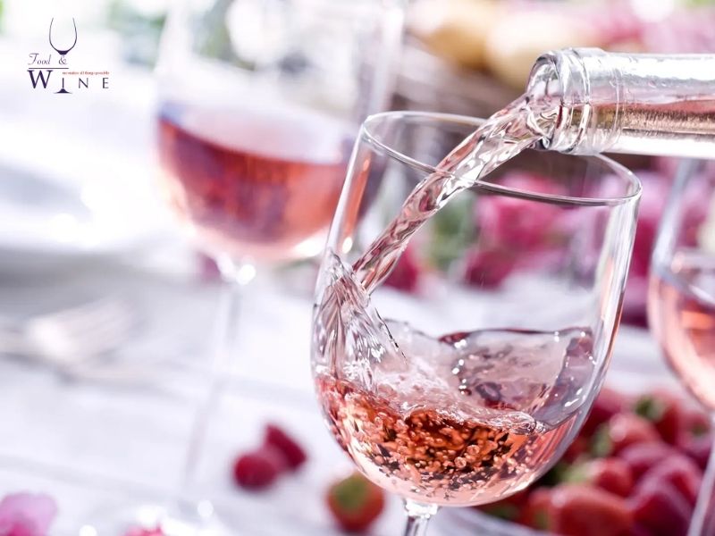 Cách dùng rượu vang với thức ăn tuyệt hảo khi thưởng thức vang hồng.